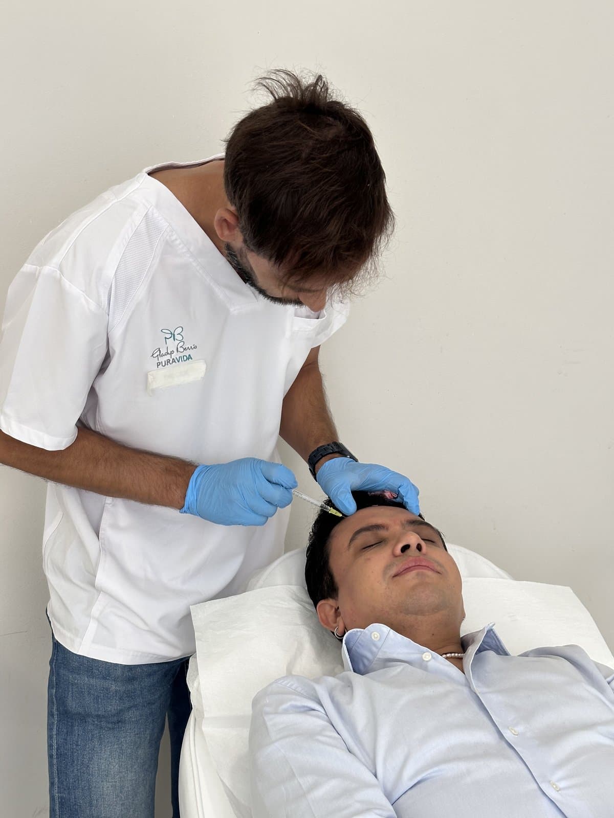 Aplicación de bioestimulador de colágeno en consulta — Clínica Pura Vida Valencia