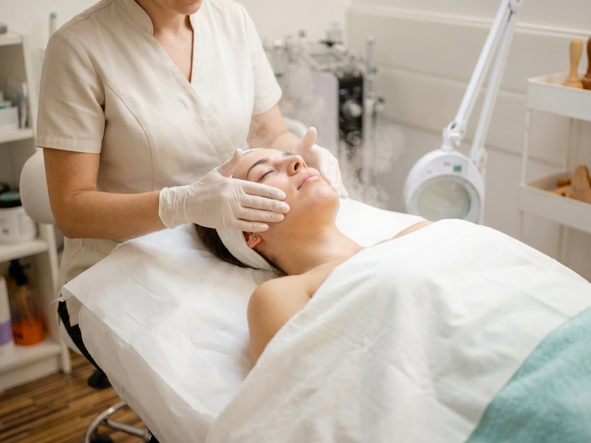 Limpieza facial profunda en consulta — Clínica Pura Vida Valencia