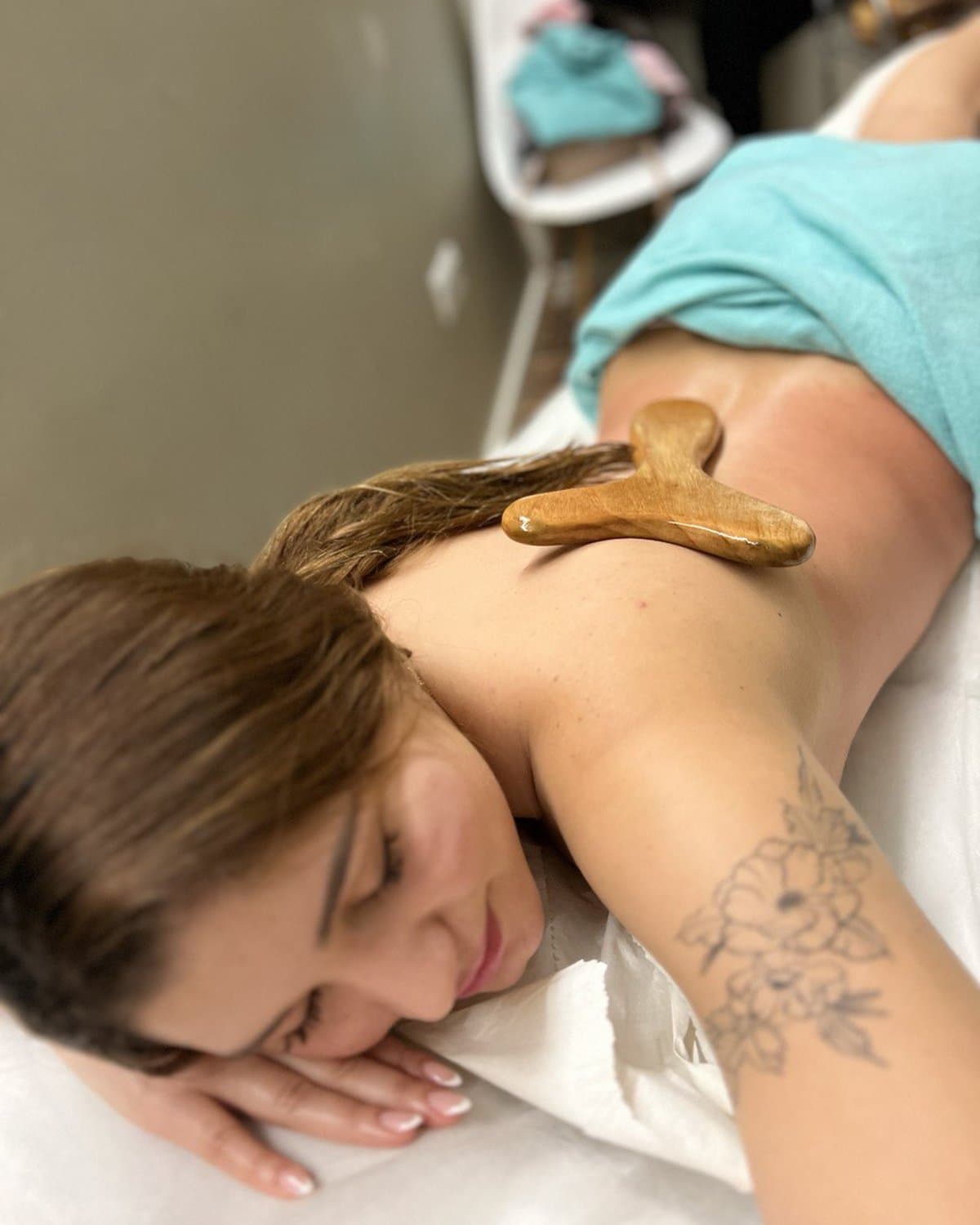 Maderoterapia con instrumentos de madera en consulta — Clínica Pura Vida Valencia